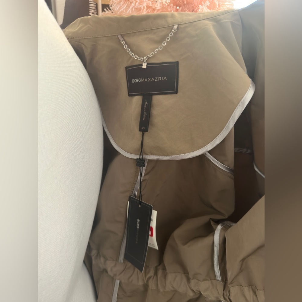 New BCBG Khaki Raincoatโ - Picture 8 of 9